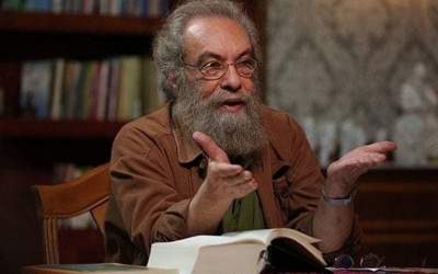 فراستی به پژمان جمشیدی: قیمت دلار به تو چه؟  