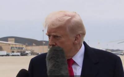 فیلم/ خبرنگار با میکروفون به صورت ترامپ زد  <img src="https://cdn2.jahannews.com/images/video_icon.png" width="16" height="16" border="0" align="top">