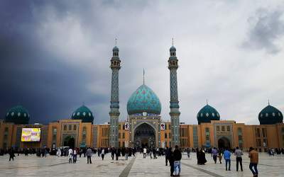 مسجد مقدس جمکران «خادم افتخاری» جذب می‌کند