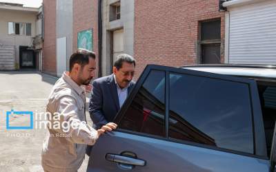 عکس/ وزیر صمت چه ماشینی سوار شد!
