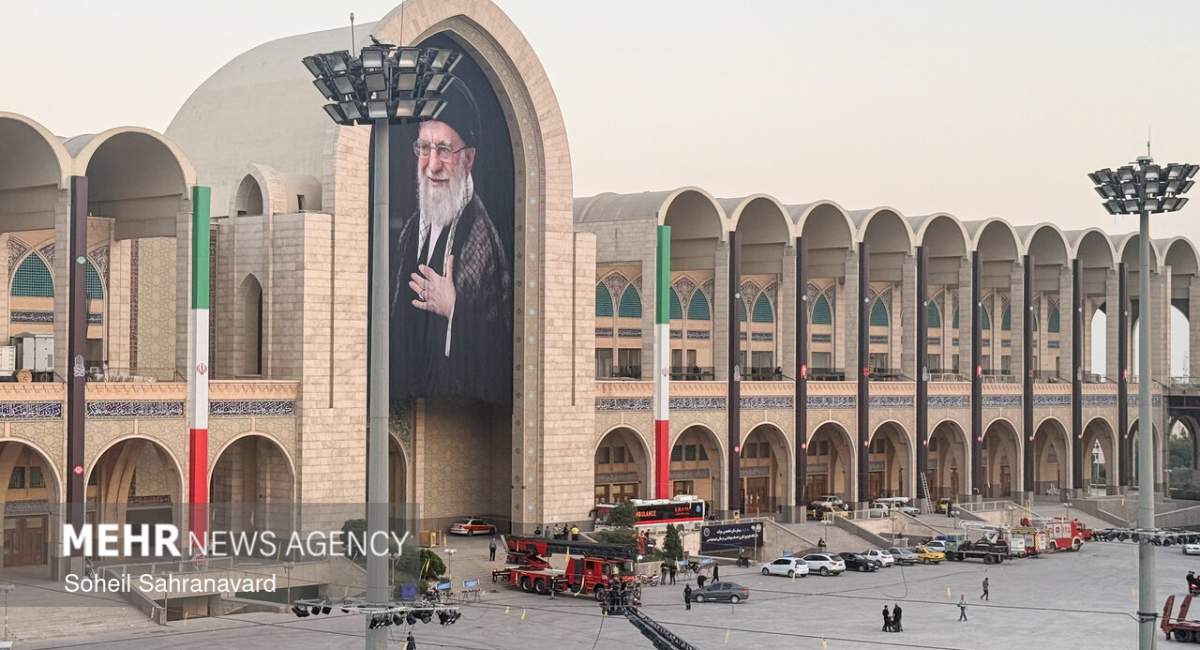 آماده‌سازی مصلی در آستانه مراسم وداع با رهبر شهید  