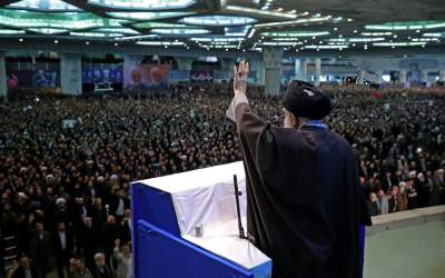 فیلم اقامه نماز بر پیکر رهبرشهید توسط آیت‌الله سبحانی  