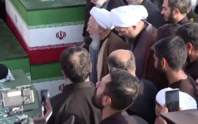 ویدیوی کامل اقامه نماز آیت‌الله جوادی آملی بر پیکر مطهر رهبر شهید انقلاب؛ شهیدا للاسلام و القرآن و العترة، قتیلا للاسلام، قتیلا للأمة مسلمه  