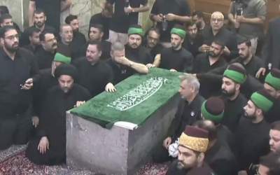 خادمان قمربنی‌هاشم(ع) در کنار پیکر آقای‌شهید  <img src="https://cdn2.jahannews.com/images/picture_icon.png" width="11" height="10" border="0" align="top">