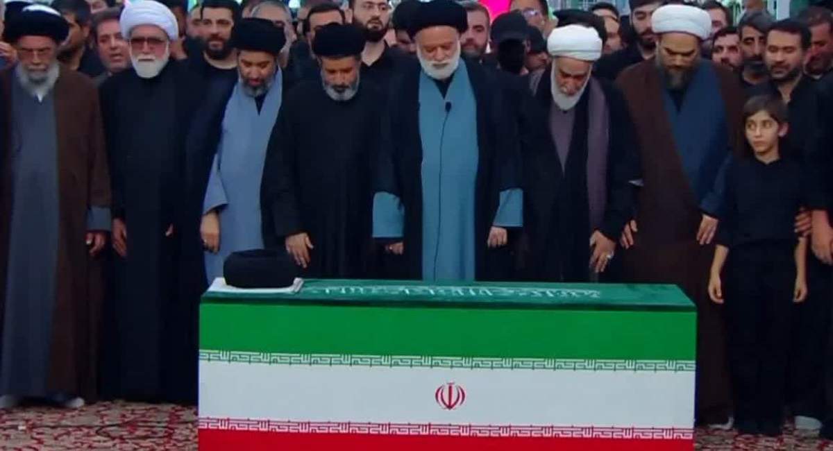 فیلم کامل اقامۀ نماز بر پیکر «آقای شهید ایران» توسط آیت‌الله سیدمصطفی خامنه‌ای  