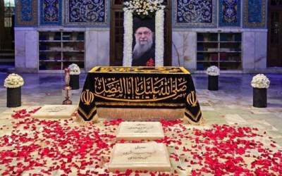 روح‌الامین، خالق نوشته پوش مزار رهبر شهید