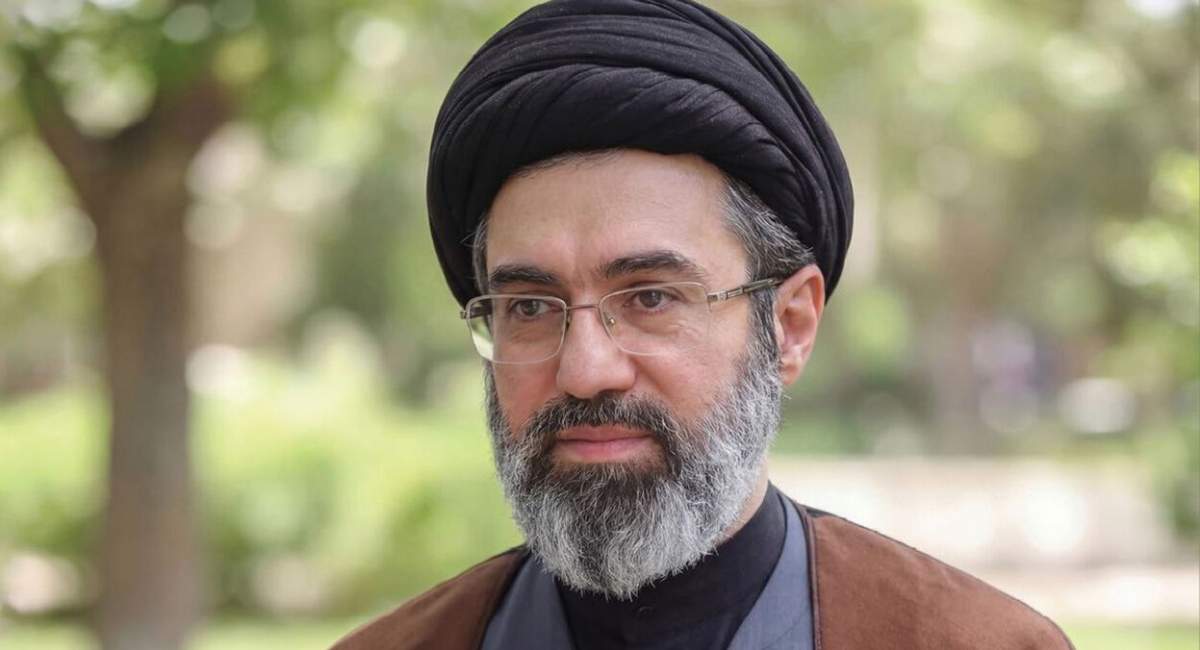 فیلم دیده نشده از سینه زنی آیت‌الله  سیدمجتبی خامنه‌ای  