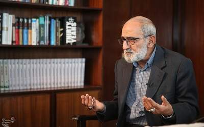 شریعتمداری: نباید مدیریت تنگه هرمز را با محاصره دریایی تاخت بزنیم