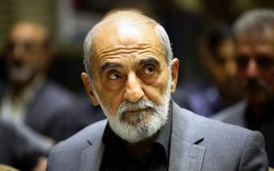 شریعتمداری؛ ستون پنجم دشمن، تسلیم بیشرفانه را صلح شرافتمندانه می‌نامد