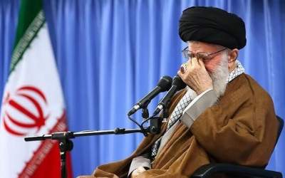 فیلم گریه رهبر شهید انقلاب با یک تلاوت  