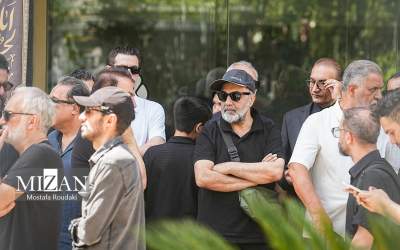 عکس/ رضا عطاران در تشییع مرد هزار چهره سینما