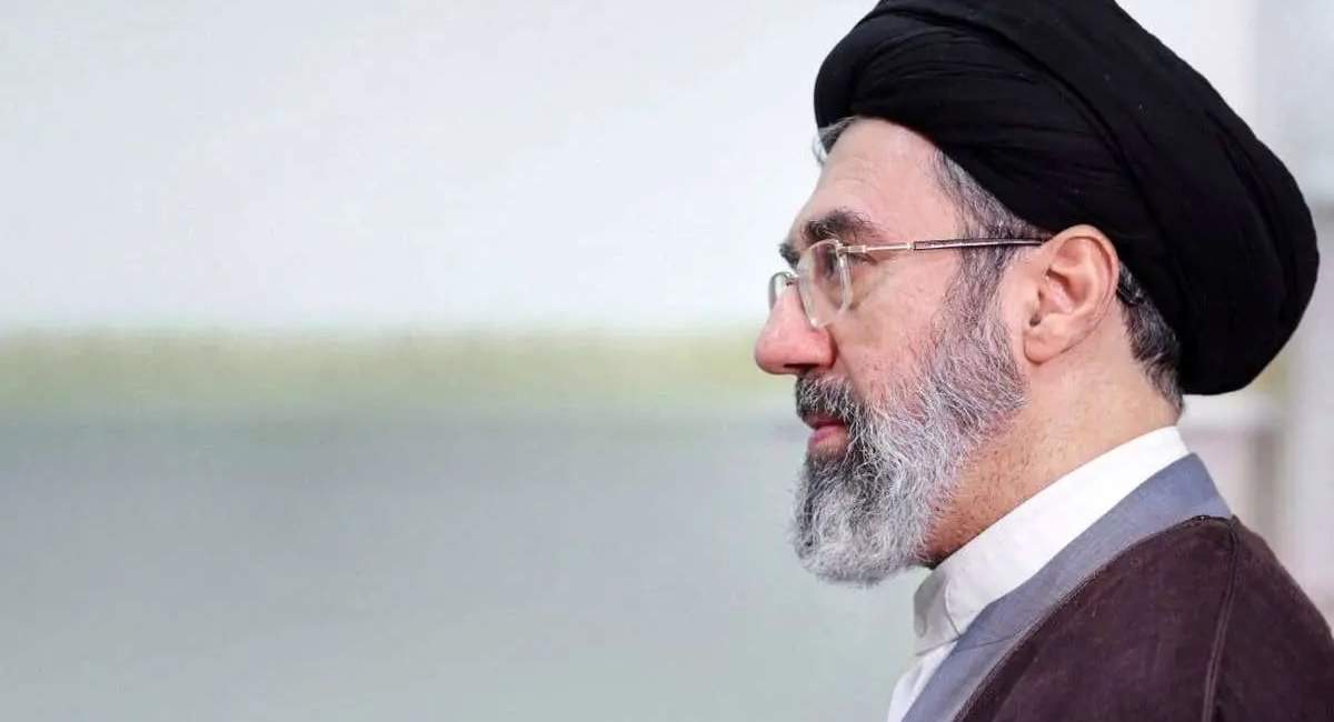 آیت‌الله سید مجتبی خامنه‌ای در حال تدریس  