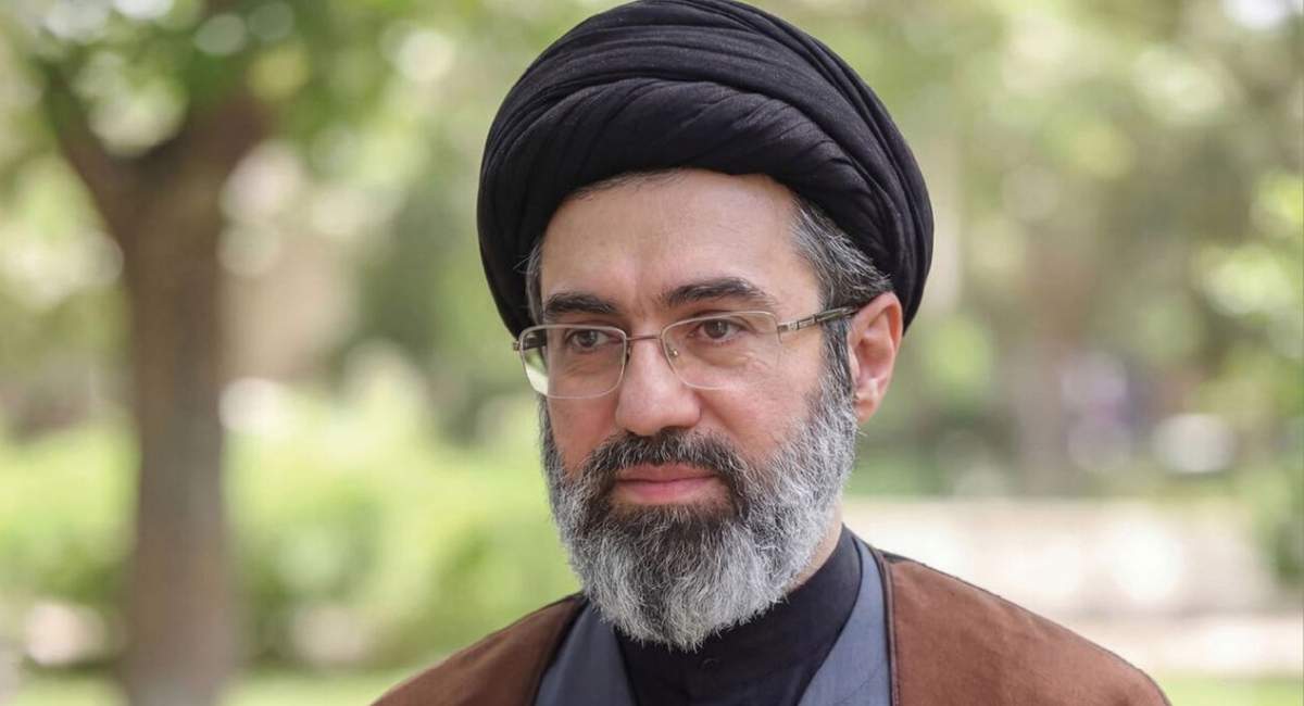 سینه‌زنی حضرت آیت‌الله سیدمجتبی خامنه‌ای +فیلم  