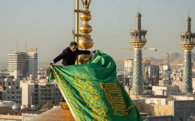 پرچم گنبد و پوش ضریح مطهر امام رضا(ع) تعویض شد