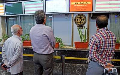 ورود پول به بورس همزمان با عقب‌نشینی دلار